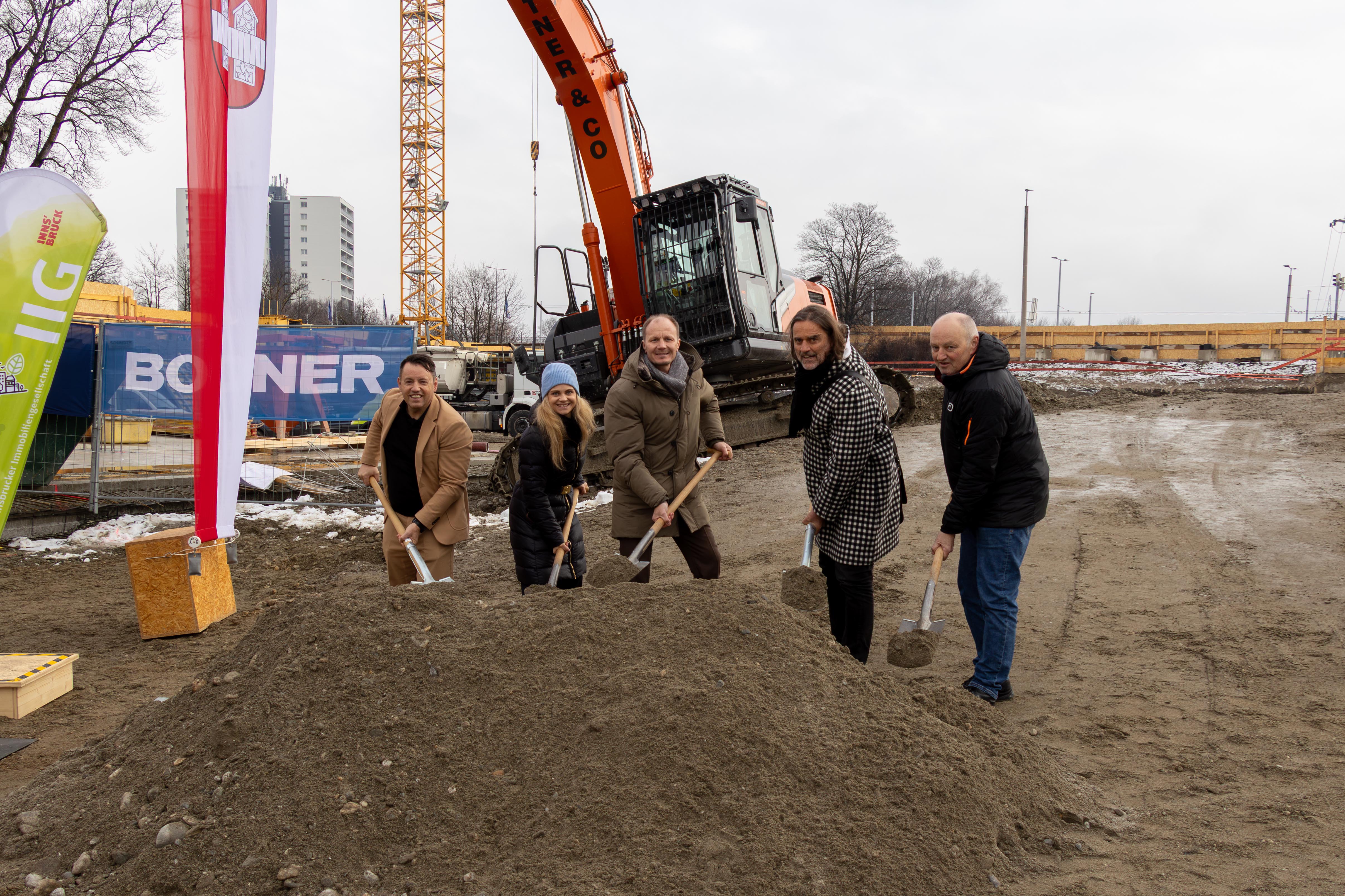 IIG-Geschäftsführer Ing. Dr. Franz Danler, IIG-Aufsichtsratsvorsitzende Anna Girardi, Bürgermeister Ing. Mag. Johannes Anzengruber, BSc sowie die Architekten Johann Obermoser und Thomas Gasser (Obermoser+Partner Architekten) beim Spatenstich zum „Jungen studentischen Wohnen Sandwirt“.