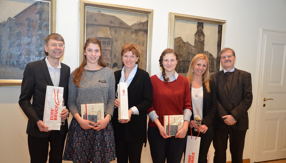 Seit 1982 besteht durch die Städtepartnerschaft von Tbilisi (Georgien) und Innsbruck ein reger freundschaftlicher Austausch. Um die Partnerstadt besser kennenzulernen, sind zurzeit zwei georgische Studentinnen zu Gast in der Tiroler Landeshauptstadt. Sesili Tsirekidze (2. v. l.) absolviert ein Praktikum an der Universitätsklinik während Shukia Tsiklauri (3. v. r.) ihr Studium der Biologie fortsetzt. Bei ihrem Besuch im Rathaus hieß sie Bürgermeisterin Christine Oppitz-Plörer gemeinsam mit Mathias Schennach (Leiter Internationales Büro Uni Innsbruck), Sandra Scherl (Internationales Büro Uni Innsbruck) und Peter Koller (Landesgedächtnisstiftung) herzlich willkommen.
