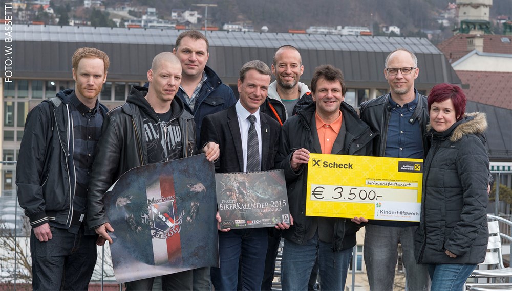 Die Bikerszene-Tirol hat Ende 2014 einen Charitykalender für das Kinderhilfswerk produziert, dessen Verkauf 3500 Euro einbrachte. Der Spendenscheck wurde am 11. März im Beisein von Vizebürgermeister Christoph Kaufmann (4.v.l.) offiziell an Hr. Peter Begsteiger (Leiter des Kinderhilfswerkes, 6.v.l.) übergeben.