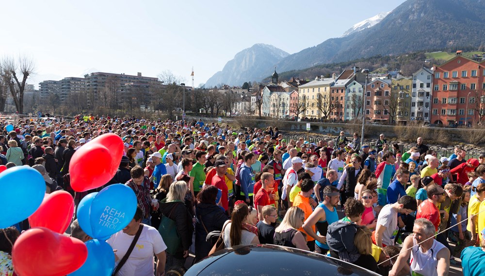 Über 1.000 LäuferInnen starteten am 28. März beim Innsbrucker Frühlingslauf. Entsprechend dem Motto zeigte sich auch das Wetter von seiner besten Seite und belohnte die sportlichen TeilnehmerInnen mit viel Sonne. Vizebürgermeister Christoph Kaufmann gratulierte den SportlerInnen.