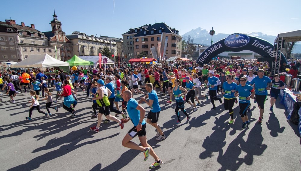 Über 1.000 LäuferInnen starteten am 28. März beim Innsbrucker Frühlingslauf. Entsprechend dem Motto zeigte sich auch das Wetter von seiner besten Seite und belohnte die sportlichen TeilnehmerInnen mit viel Sonne. Vizebürgermeister Christoph Kaufmann gratulierte den SportlerInnen.