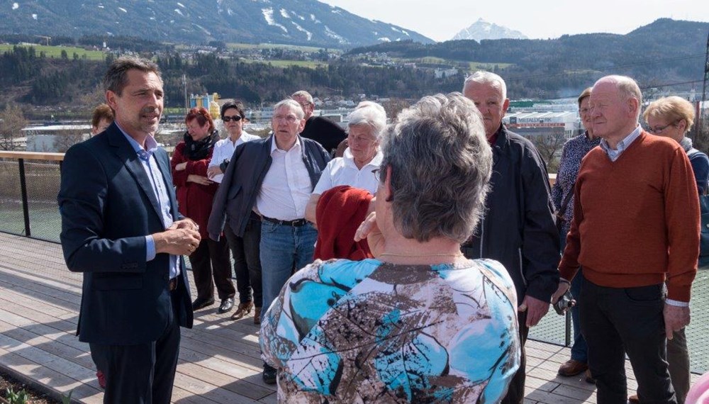 Kürzlich besuchten interessierte VertreterInnen der Vereine und Organisationen das neue Wohn- und Pflegeheim im Olympischen Dorf. Durch das Haus führte Ing. Engelbert Spiss (NHT) und stand im Anschluss gemeinsam mit Vizebürgermeister Christoph Kaufmann für Fragen bereit. Alle Besucher zeigten sich über den Neubau und dessen wunderbare Lage am Inn Begeistert.