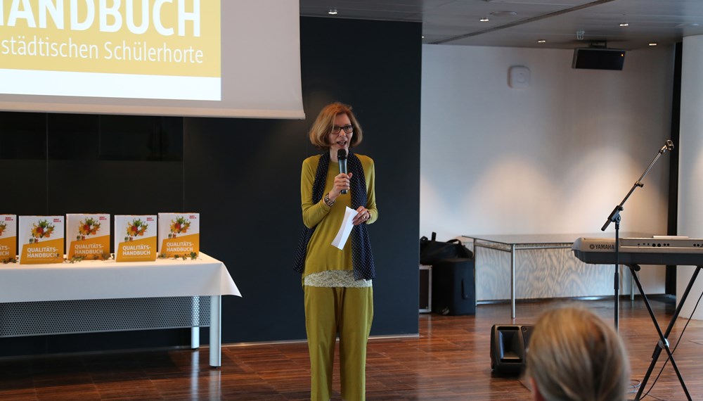 Amtsvorständin Martina Zabernig begrüßt die Ehrengäste und die VerteterInnen der städtischen SchülerInnenhorte.