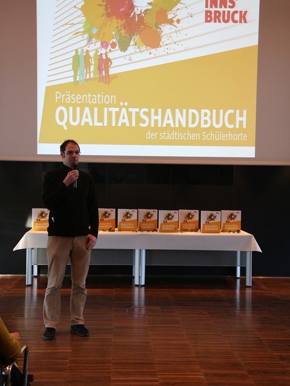 Wolf Grünzweig spricht stellvertretend für Stadtrat Ernst Pechlaner wertschätzende Worte bezüglich der Arbeit der HortbetreuerInnen, welche für die Erstellung der Qualitätshandbücher geleistet wurde.