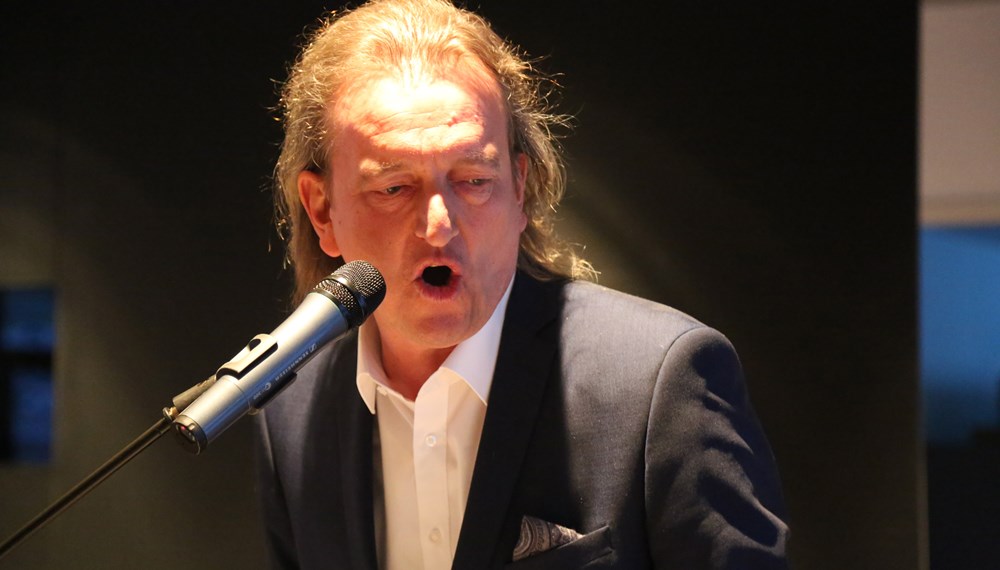 Moderator und Kabarettist Markus Linder führte charmant durch den Abend. Als krönenden Abschluss präsentierte das "Musical in 20 Akten mit Happy End", was für schallendes Gelächter im Plenarsaal sorgte.