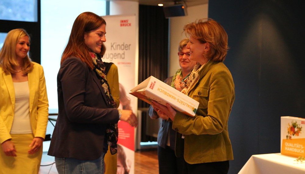 Bürgermeisterin Christine Oppitz-Plörer überreichte gemeinsam mit Amtsleiterin Birgit Neu, Amtsvorständin Martina Zabernig und Referatsleiterin Ida Jungmann die Qualitätshandbücher der BetreuerInnen der städtischen SchülerInnenhorte.