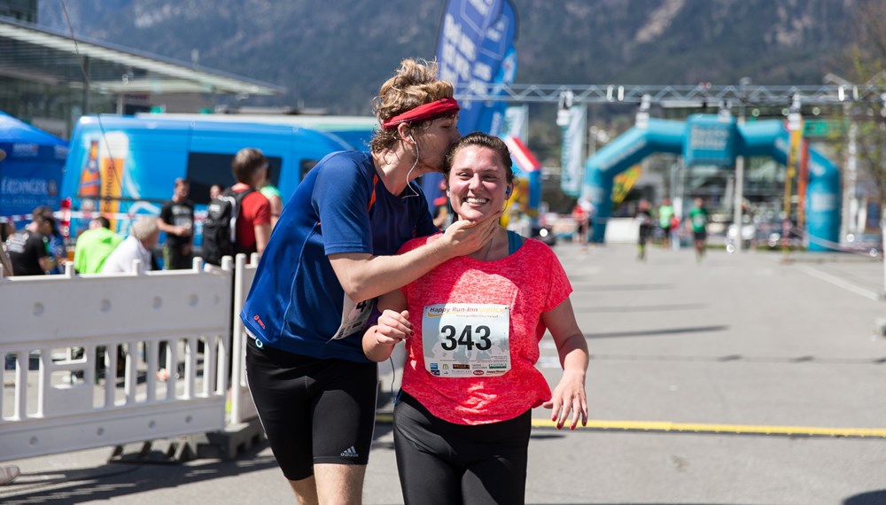 Ganz im Zeichen des guten Zweckes Stand der heurige Happy Run. Der Gesamterlös der Laufveranstaltung geht nämlich an die Ronald McDonald Kinderhilfe. Eine Vielzahl an Laufbegeisterten trat an und lies sich im Ziel - umrandet von einem facettenreichem Rahmenprogramm - feiern. Auch Vizebürgermeister Christoph Kaufmann fieberte mit und gratulierte.