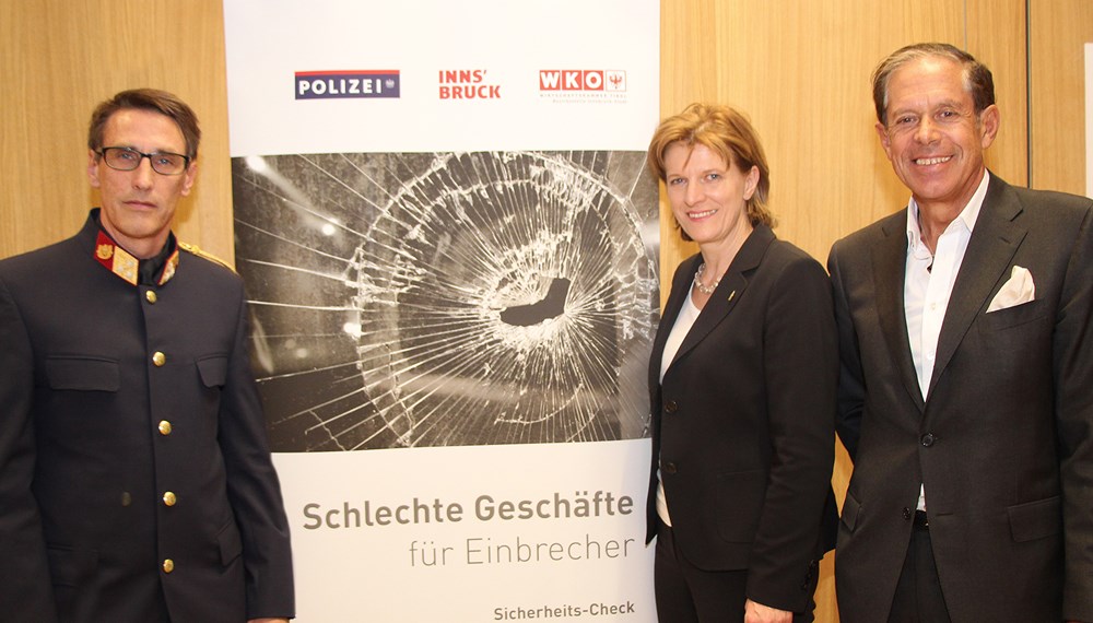 Beim Projektstart "Schlechte Geschäfte für Einbrecher" (v.l.): Stadtpolizeikommandant Martin Kirchler, Bürgermeisterin Christine Oppitz-Plörer und WK-Präsident Jürgen Bodenseer.
Um aufzuzeigen, wie Unternehmen sich schützen können, wurde von den Initiatoren das Projekt „Schlechte Geschäfte für Einbrecher“ ins Leben gerufen. Im Rahmen des Projektes führen eigene Fachberater des Stadtpolizeikommandos Innsbruck auf Wunsch kostenlose Beratungen in Geschäften bzw. Lokalen in den hauptbetroffenen Stadtteilen durch. Zusätzlich werden Sicherheitsschecks verlost und Rabattierungen von Partnerbetrieben angeboten.