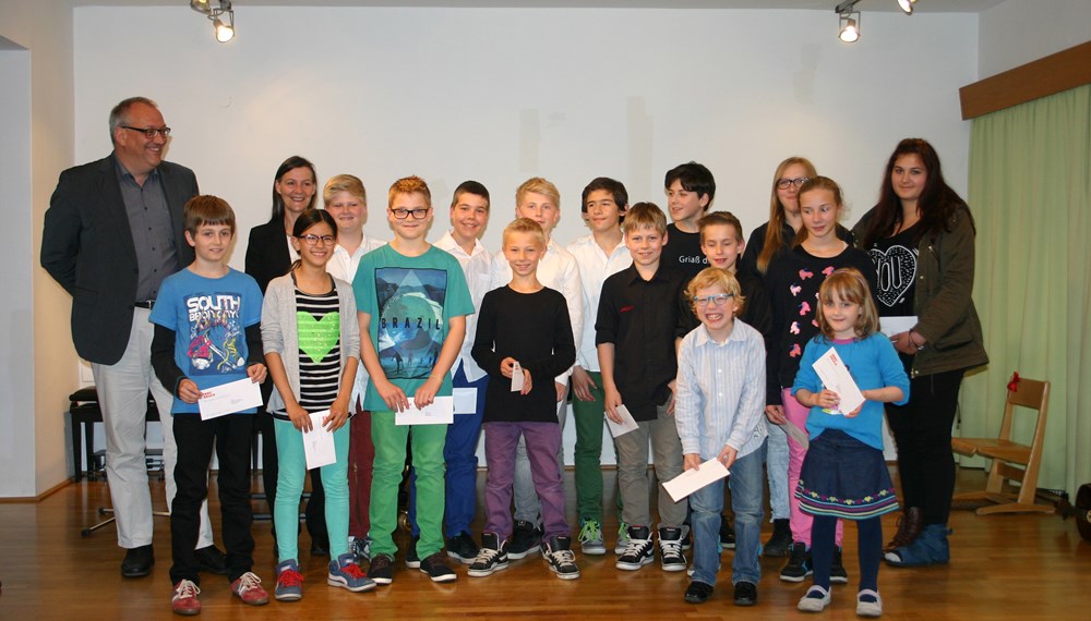 Bereits im März fand der heurige Gesamttiroler Landeswettbewerb Prima la Musica 2015 statt. Mit dabei waren 41 Teilnehmerinnen der Musikschule Innsbruck. Das Ergebnis war erfreulich: Elf SchülerInnen erspielten den 1. Preis mit Berechtigung zur Teilnahme am Bundeswettbewerb und sieben TeilnehmerInnen erreichen einen 1. Preis mit Auszeichnung.
Den 1. Preis teilten sich 17 MusikschülerInnen, vier SchülerInnen erhielten den 2. Preis, zwei SchülerInnen erspielten den 3. Preis. Der Bundeswettbewerb wird vom 21. bis 28. Mai in Eisenstadt ausgetragen.