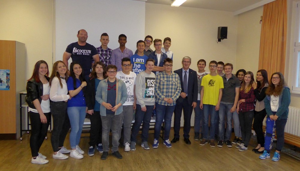 Die SchülerInnen der Klasse 4b der NMS Pembaurstraße starteten mit ihrem Klassenvorstand Mike Tanzer das Umweltprojekt "Yes we can". Ziel war es, gemeinsam mit Umwelt- und Abfalltauchern, den Schilfgürtel am Achensee zu reinigen. Insgesamt sammelten die SchülerInnen über 350 kg Müll.
Ihre Arbeit und Erfahrungen dokumentierten die SchülerInnen und präsentierten diese an einem Vormittag dem PSI Wolfgang Haslwanter und Direktorin Sighilde Hess.
Alle waren sich einig: "Yes we can - wir können etwas zum Schutz der Umwelt bewirken!"