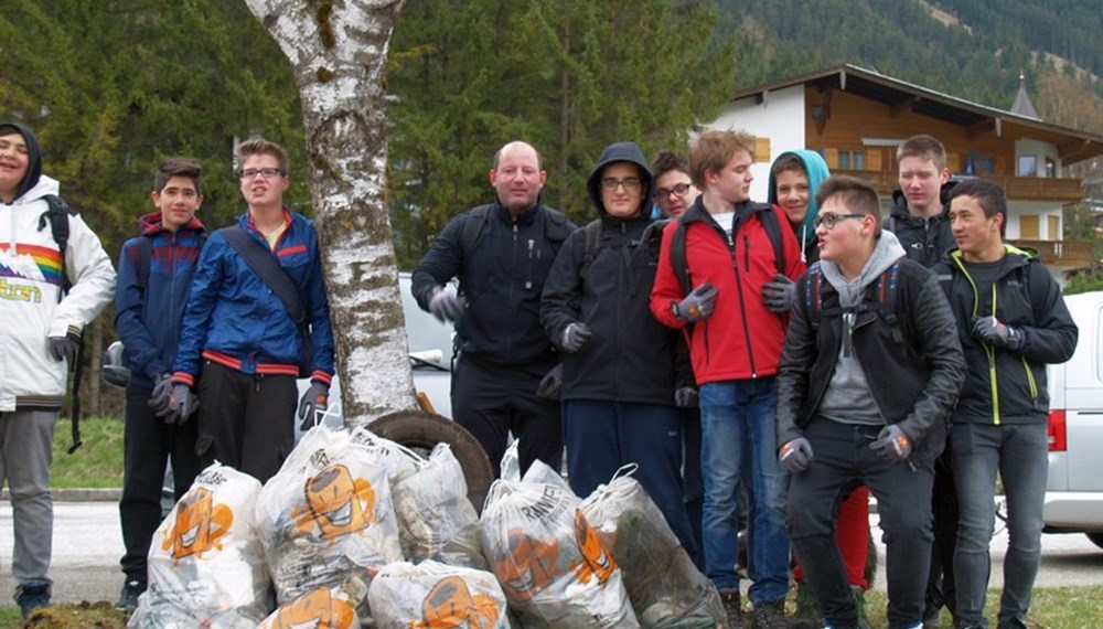 Die SchülerInnen der Klasse 4b der NMS Pembaurstraße starteten mit ihrem Klassenvorstand Mike Tanzer das Umweltprojekt "Yes we can". Ziel war es, gemeinsam mit Umwelt- und Abfalltauchern, den Schilfgürtel am Achensee zu reinigen. Insgesamt sammelten die SchülerInnen über 350 kg Müll.
Ihre Arbeit und Erfahrungen dokumentierten die SchülerInnen und präsentierten diese an einem Vormittag dem PSI Wolfgang Haslwanter und Direktorin Sighilde Hess.
Alle waren sich einig: "Yes we can - wir können etwas zum Schutz der Umwelt bewirken!"