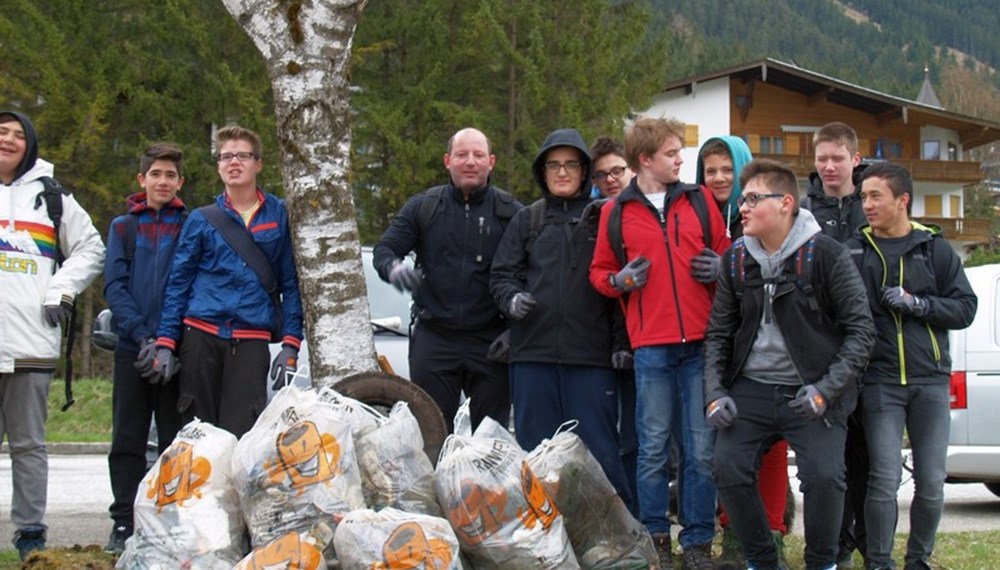 Die SchülerInnen der Klasse 4b der NMS Pembaurstraße starteten mit ihrem Klassenvorstand Mike Tanzer das Umweltprojekt "Yes we can". Ziel war es, gemeinsam mit Umwelt- und Abfalltauchern, den Schilfgürtel am Achensee zu reinigen. Insgesamt sammelten die SchülerInnen über 350 kg Müll. 
Ihre Arbeit und Erfahrungen dokumentierten die SchülerInnen und präsentierten diese an einem Vormittag dem PSI Wolfgang Haslwanter und Direktorin Sighilde Hess.
Alle waren sich einig: "Yes we can - wir können etwas zum Schutz der Umwelt bewirken!"