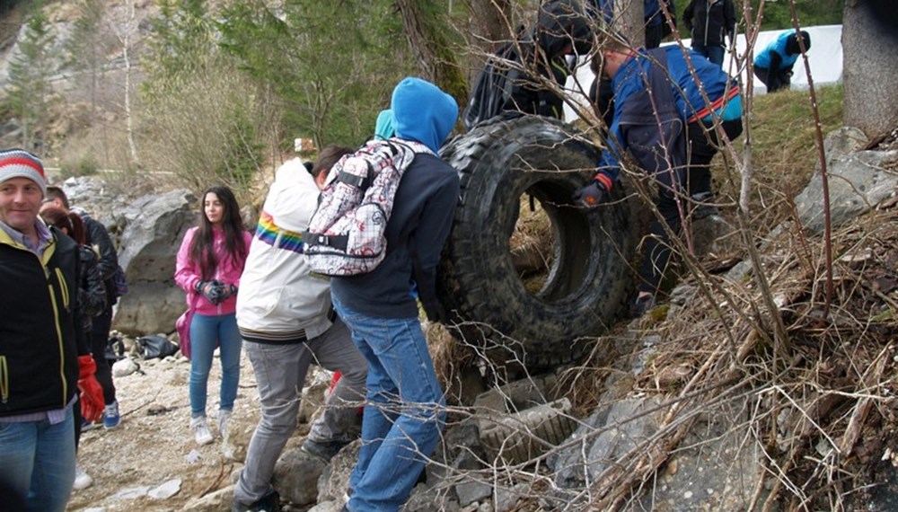 Die SchülerInnen der Klasse 4b der NMS Pembaurstraße starteten mit ihrem Klassenvorstand Mike Tanzer das Umweltprojekt "Yes we can". Ziel war es, gemeinsam mit Umwelt- und Abfalltauchern, den Schilfgürtel am Achensee zu reinigen. Insgesamt sammelten die SchülerInnen über 350 kg Müll.
Ihre Arbeit und Erfahrungen dokumentierten die SchülerInnen und präsentierten diese an einem Vormittag dem PSI Wolfgang Haslwanter und Direktorin Sighilde Hess.
Alle waren sich einig: "Yes we can - wir können etwas zum Schutz der Umwelt bewirken!"