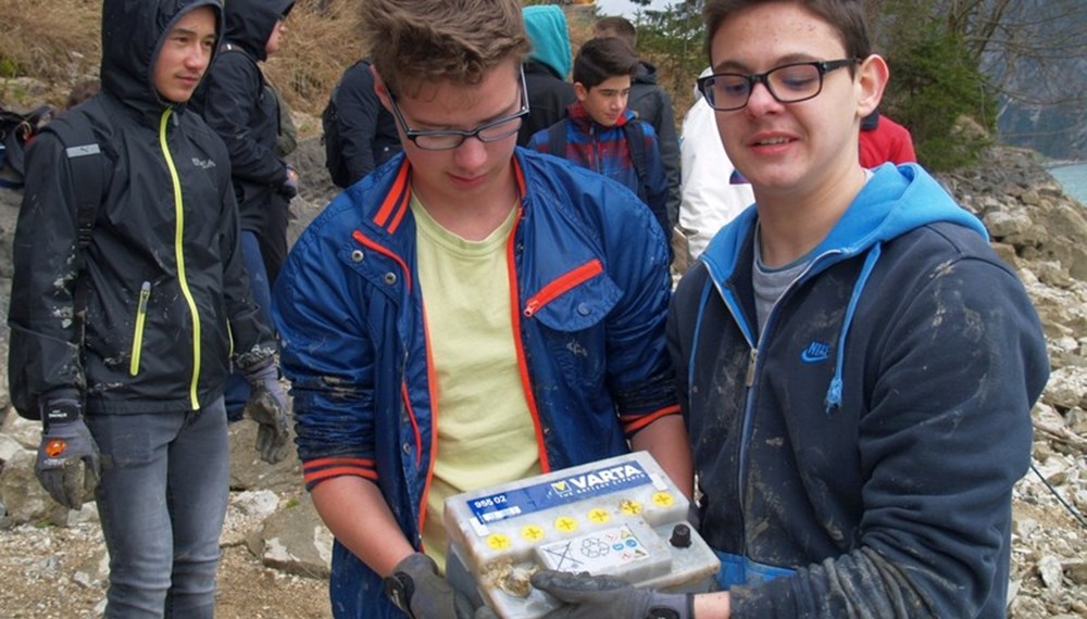 Die SchülerInnen der Klasse 4b der NMS Pembaurstraße starteten mit ihrem Klassenvorstand Mike Tanzer das Umweltprojekt "Yes we can". Ziel war es, gemeinsam mit Umwelt- und Abfalltauchern, den Schilfgürtel am Achensee zu reinigen. Insgesamt sammelten die SchülerInnen über 350 kg Müll.
Ihre Arbeit und Erfahrungen dokumentierten die SchülerInnen und präsentierten diese an einem Vormittag dem PSI Wolfgang Haslwanter und Direktorin Sighilde Hess.
Alle waren sich einig: "Yes we can - wir können etwas zum Schutz der Umwelt bewirken!"