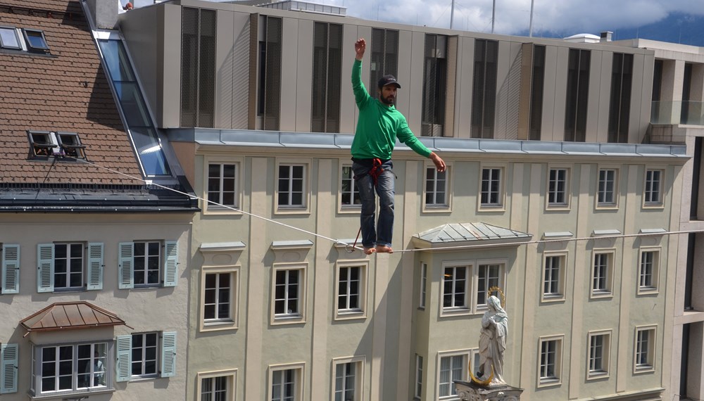 Eine Protestaktion der Caritas gegen Jugendarbeitslosigkeit in Tirol am 30. April 2015 stand unter dem Motto „Was wenn du fällst?“. Passend zum Motto wagte sich Slackliner Christian Waldner über die Dächer Innsbrucks und überquerte die Maria-Theresien-Straße in luftiger Höhe.