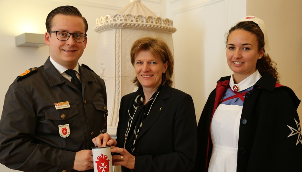 Florian Schwetz (Bereichsleiter-Stv. ) und Miriam Deri (Einsatzleiterin Straßensammlung) besuchten Bürgermeisterin Christine Oppitz-Plörer und bedankten sich für die Spende des Stadtoberhauptes.
Der Malteser Hospitaldienst Austria ist die größte ehrenamtliche Organisation Österreichs und die Ehrenamtlichen sind wieder von 30. Mai bis 07. Juni unterwegs und bitten um Spenden, damit soziale Projekte finanziert werden können.