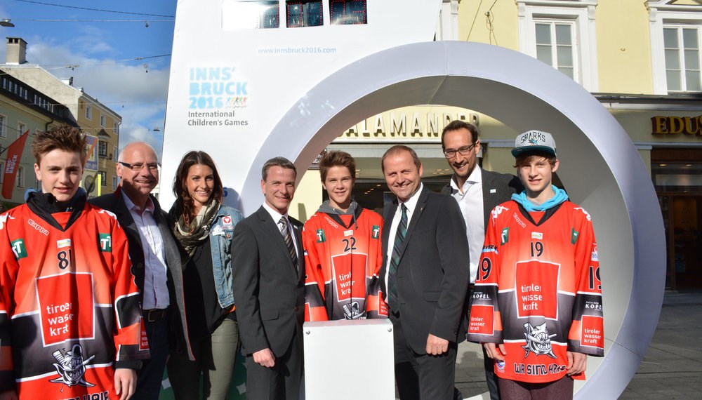 Am 06. Mai wurde die Doppelcountdown-Uhr in der Maria-Theresien-Straße feierlich in Anwesenheit von Landes- und Stadtpolitik, sowie Vertreterinnen des Sports enthüllt. Auf der einen Seite zählt diese die verbleibende Zeit bis zu den International Children's Games 2016 im Jänner herunter und auf der anderen die bis zur Bob- und Skeleton-WM im Februar. Vizebürgermeister Christoph Kaufmann und Georg Spazier (Innsbruck Tirol sports GmbH) machten gleich das erste "Selfie".