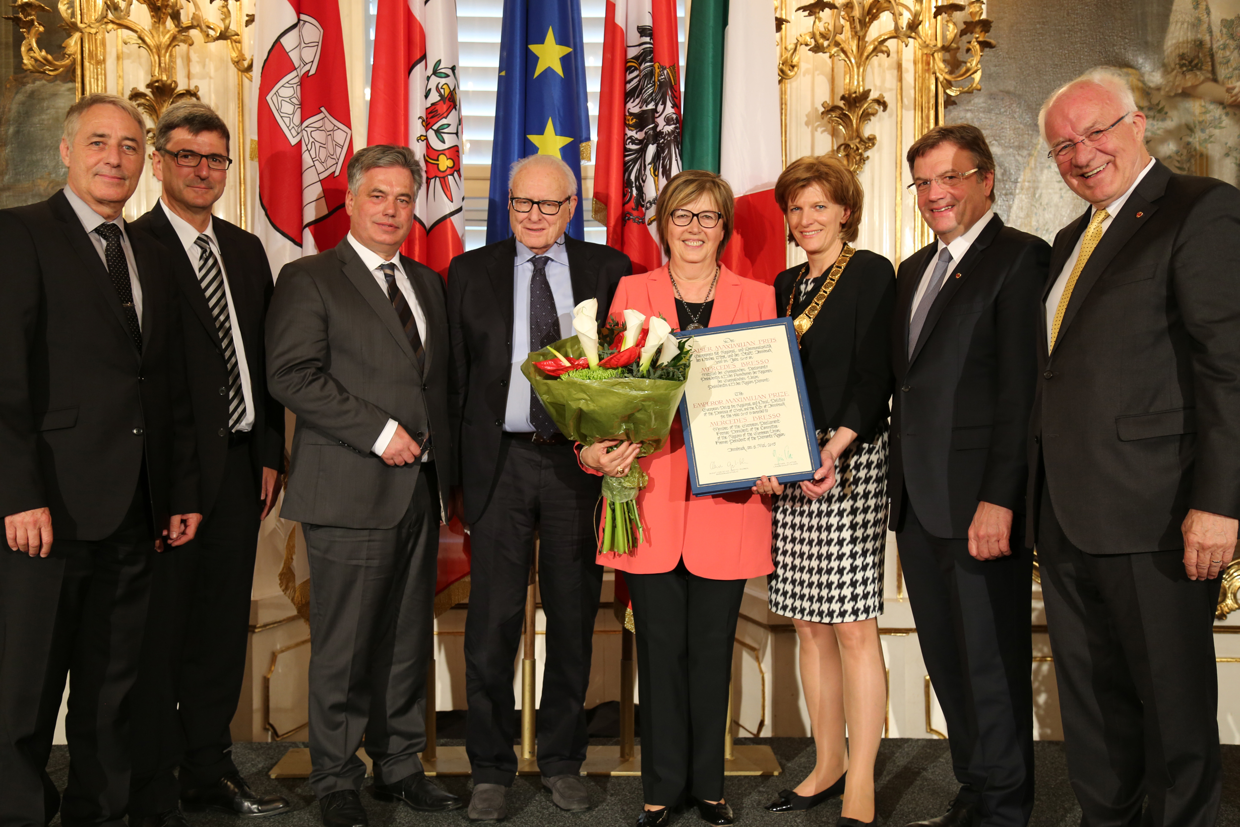 Bei der feierlichen Verleihung des Kaiser-Maximilian-Preises 2015 (v.l.): Hanspeter Wagner (Kommunaler Vertreter im AdR), Andreas Kiefer (Generalsekretär des KGRE), Clemens Lammerskitten (Vizepräsident des KGRE), Sig. Bresso, Preisträgerin Mercedes Bresso, Bürgermeisterin Christine Oppitz-Plörer, Landeshauptmann Günther Platter und Landtagspräsident Herwig van Staa