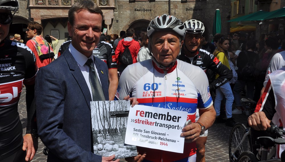 Einen Zwischenstopp in Innsbruck legte am 08. Mai 2015 eine RadfahrerInnendelegation der italienischen Gedenkorganisation ANED (Associazione nazionale ex deportati) ein. Sie war auf dem Weg zur Gedenkfeier in Mauthausen. Bei ihrem Besuch in Innsbruck gedachten sie den ca. 100 italienischen Männern und Burschen, die 1944 in das Lager Reichenau deportiert wurden. Vizebürgermeister Christoph Kaufmann empfing die Delegation in der Innsbrucker Altstadt.