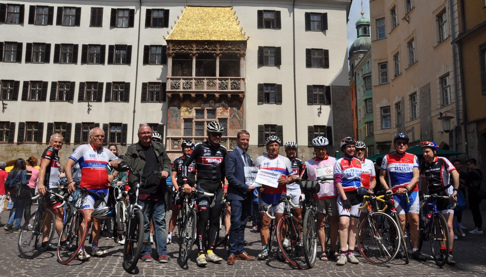 Einen Zwischenstopp in Innsbruck legte am 08. Mai 2015 eine RadfahrerInnendelegation der italienischen Gedenkorganisation ANED (Associazione nazionale ex deportati) ein. Sie war auf dem Weg zur Gedenkfeier in Mauthausen. Bei ihrem Besuch in Innsbruck gedachten sie den ca. 100 italienischen Männern und Burschen, die 1944 in das Lager Reichenau deportiert wurden. Vizebürgermeister Christoph Kaufmann empfing die Delegation in der Innsbrucker Altstadt.