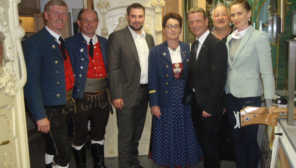 Beim Maifest der Speckbacher Schützenkompanie Innsbruck-Arzl (v.l.): Oberleutnant Heinz Puelacher, Hauptmann Anton Kircher, Gemeinderat Christoph Appler, Bat.-JS-Betreuerin Maria-Luise Feichnter, Vizebürgermeister Christoph Kaufmann, Leutnant Jakob Lassenberger und Brigitte Kaufmann