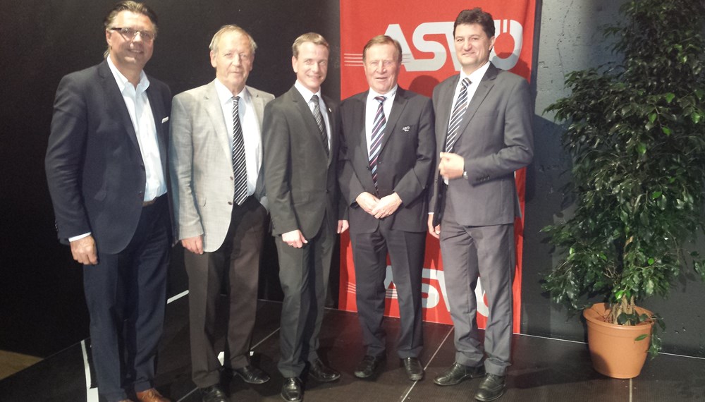 Beim 27. Landestag des ASVÖ Tirol, welcher der größte Landesverband des Allgemeinen Sportverbandes Österreichs (ASVÖ) ist, wurde Präsident Hansjörg Mader wieder einstimmig gewählt. Über 1.000 Stimmberechtigte waren anwesend. Sportreferent und Vizebürgermeister Christoph Kaufmann überbrachte die Grußworte der Stadt Innsbruck und bedankte sich bei den Funktionären für ihr ehrenamtliches Engagement im Sinne des Sports.
(v.l.): ASKÖ Präsident Klaus Gasteiger, Union-Präsident Günther Mitterbauer, Vizebürgermeister Christoph Kaufmann, ASVÖ Präsident Hansjörg Mader und Leiter der Landessportabteilung Reinhard Eberl