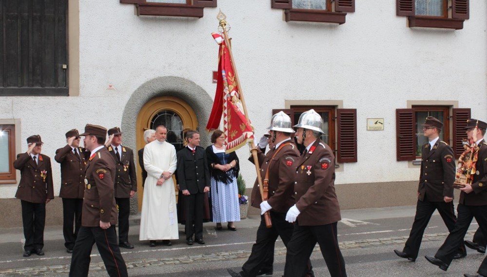 Im Zuge der traditionellen Florianifeier der FFW Amras wurden im Beisein von Vizebürgermeister Christoph Kaufmann und Kommandant Hannes Trenkwalder mit seinem Ausschuss Stefan Wegscheider (3.v.l.) für seine 20-jährige Tätigkeit als Kassier und Walter Laimgruber (4.v.r.) für 20 Jahre Ehrenkommandantschaft die Ehrenurkunde überreicht.