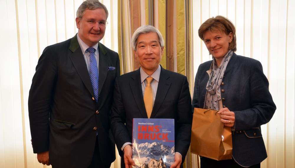 Der Südkoreanische Botschafter Song Young-wan (Mitte) war im April gemeinsam mit dem südkoreanischen Honorarkonsul Richard Hauser zu Gast in Innsbruck und stattete Bürgermeisterin Christine Oppitz-Plörer im Rathaus einen Besuch ab. Der Südkoreaner zeigte sich von der Tiroler Landeshauptstadt begeistert und hob die vielen Gemeinsamkeiten zwischen seinem Heimatland und Österreich hervor.