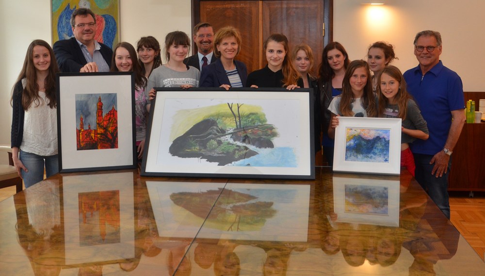 Rund 40 Bilder haben SchülerInnen des BG/BRG Sillgasse gemalt. Als Vorlagen für diese künstlerischen Arbeiten haben Skizzen, Entwürfe und schon vollendete Bilder des verstorbenen Bischofs Reinhold Stecher gedient. Die erste öffentliche Präsentation der Bilder fand im Stadtsenatsitzungszimmer im Rathaus statt. Bürgermeisterin Christine Oppitz-Plörer zeigte sich begeistert von den Kunstwerken.