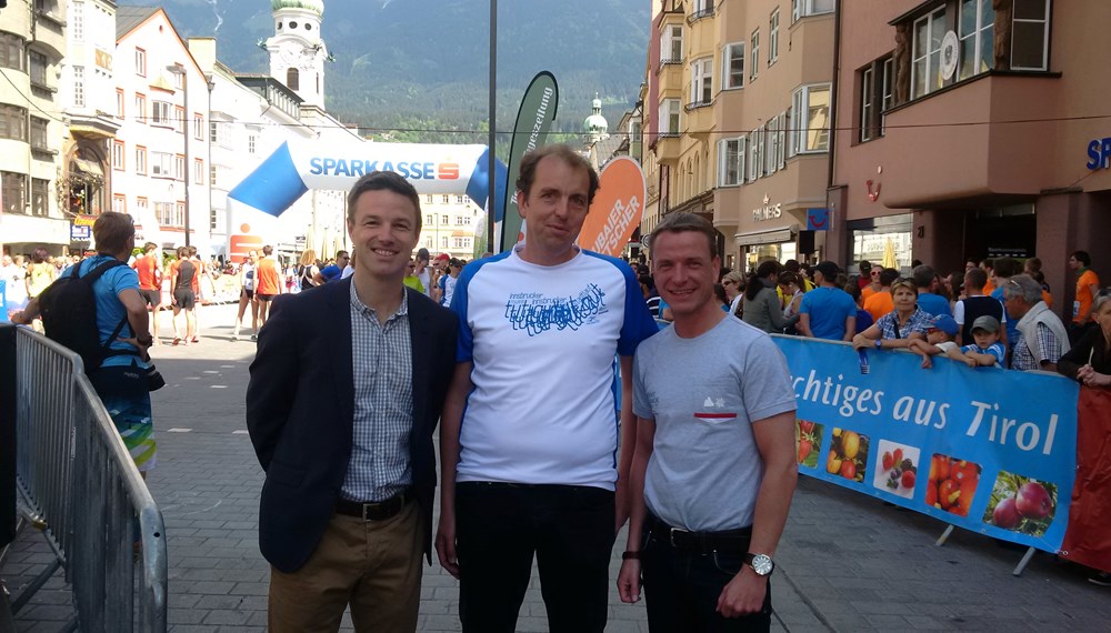 Bei strahlendem Sonnenschein fand der 31. Innsbrucker Stadtlauf statt. Rund 3.000 laufbegeisterte TeilnehmerInnen, davon fast 800 Kinder, verwandelten das Stadtgebiet in eine Laufstrecke. Mit dabei (v.l.) Marketingleiter der Tiroler Sparkassen Mag. Stefan Lahartinger, Organisator "Innsbruck läuft " Dieter Hoffmann und Vizebürgermeister Christoph Kaufmann.