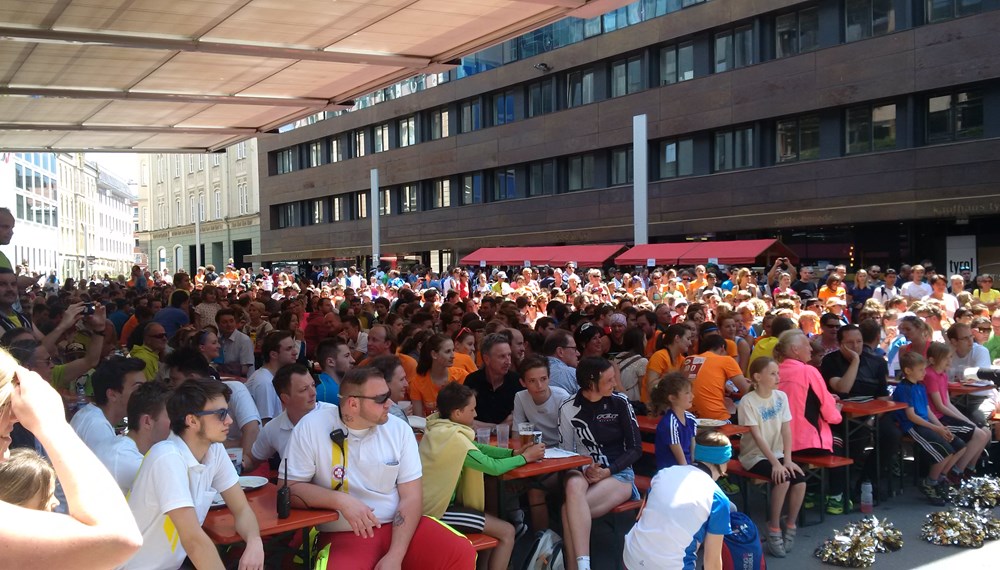 Bei strahlendem Sonnenschein fand der 31. Innsbrucker Stadtlauf statt. Rund 3.000 laufbegeisterte TeilnehmerInnen, davon fast 800 Kinder, verwandelten das Stadtgebiet in eine Laufstrecke. Mit dabei (v.l.) Marketingleiter der Tiroler Sparkassen Mag. Stefan Lahartinger, Organisator "Innsbruck läuft ‎" Dieter Hoffmann und Vizebürgermeister Christoph Kaufmann.