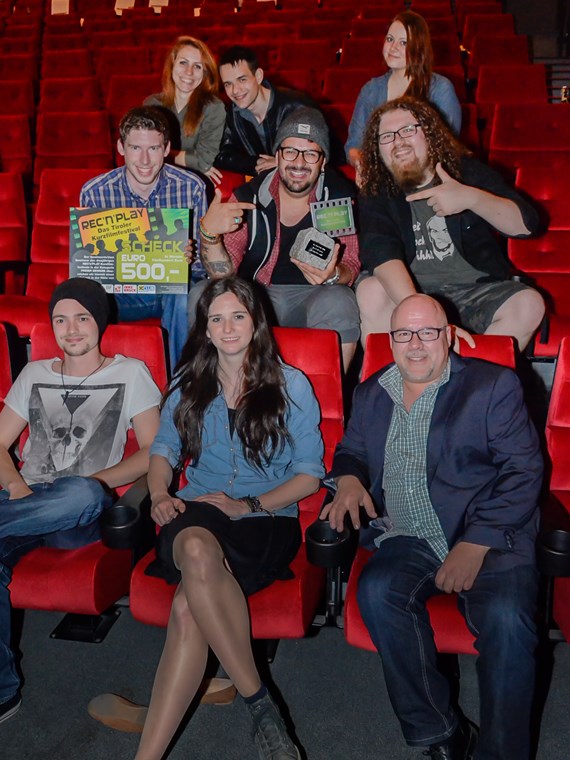 Am 18. Mai 2015 trafen sich zum FREIEN BEWERB des REC’n’PLAY-Kurzfilmfestivals nicht nur Filmemacher, sondern auch zahlreich erschienenes, filminteressiertes Publikum und eine Fachjury, um den besten Film des REC’n’PLAY Kurzfilmfestivals 2015 zu wählen. Dabei galt es, 17 Nominierungen, die unterschiedlicher nicht sein konnten, mit einer Maximallänge von je 15 Minuten anzusehen und zu bewerten. „Keine leichte Aufgabe, aber es ist irrsinnig interessant und macht Spaß!“, meint einer der Juroren.
„Keiner von uns hätte gedacht, dass sich der Ansturm vom letzten Jahr noch toppen lässt!“, resümieren die Veranstalter und können das dermaßen große Interesse am Festival noch gar nicht fassen. „Natürlich hoffen wir, auch im nächsten Jahr einen solchen Ansturm erleben zu dürfen – wir haben jedenfalls schon jede Menge Ideen für das REC’n’PLAY Kurzfilmfestival 2016!“