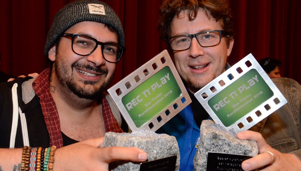 Am 18. Mai 2015 trafen sich zum FREIEN BEWERB des REC’n’PLAY-Kurzfilmfestivals nicht nur Filmemacher, sondern auch zahlreich erschienenes, filminteressiertes Publikum und eine Fachjury, um den besten Film des REC’n’PLAY Kurzfilmfestivals 2015 zu wählen. Dabei galt es, 17 Nominierungen, die unterschiedlicher nicht sein konnten, mit einer Maximallänge von je 15 Minuten anzusehen und zu bewerten. „Keine leichte Aufgabe, aber es ist irrsinnig interessant und macht Spaß!“, meint einer der Juroren.
„Keiner von uns hätte gedacht, dass sich der Ansturm vom letzten Jahr noch toppen lässt!“, resümieren die Veranstalter und können das dermaßen große Interesse am Festival noch gar nicht fassen. „Natürlich hoffen wir, auch im nächsten Jahr einen solchen Ansturm erleben zu dürfen – wir haben jedenfalls schon jede Menge Ideen für das REC’n’PLAY Kurzfilmfestival 2016!“