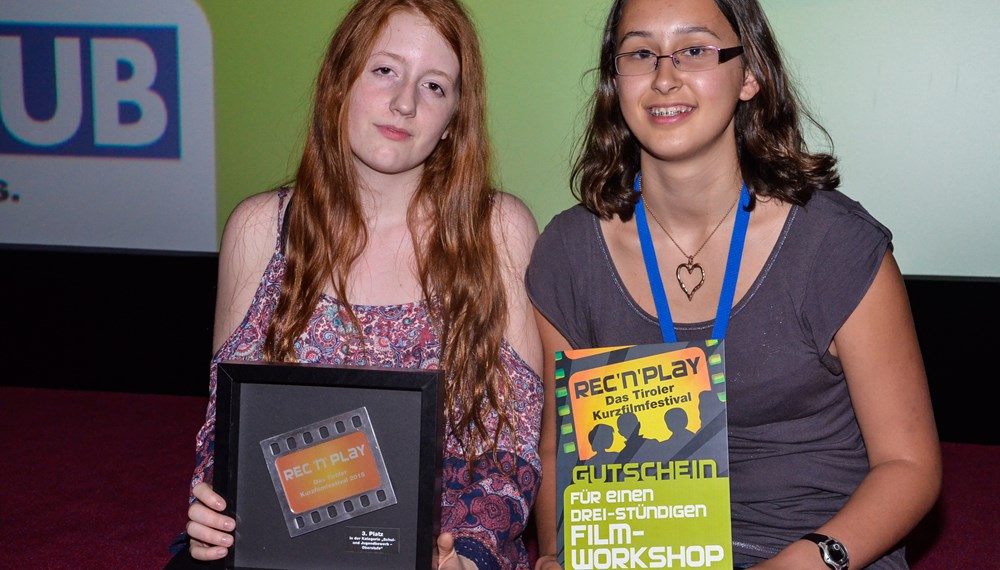 Am 18. Mai 2015 trafen sich zum FREIEN BEWERB des REC’n’PLAY-Kurzfilmfestivals nicht nur Filmemacher, sondern auch zahlreich erschienenes, filminteressiertes Publikum und eine Fachjury, um den besten Film des REC’n’PLAY Kurzfilmfestivals 2015 zu wählen. Dabei galt es, 17 Nominierungen, die unterschiedlicher nicht sein konnten, mit einer Maximallänge von je 15 Minuten anzusehen und zu bewerten. „Keine leichte Aufgabe, aber es ist irrsinnig interessant und macht Spaß!“, meint einer der Juroren.
„Keiner von uns hätte gedacht, dass sich der Ansturm vom letzten Jahr noch toppen lässt!“, resümieren die Veranstalter und können das dermaßen große Interesse am Festival noch gar nicht fassen. „Natürlich hoffen wir, auch im nächsten Jahr einen solchen Ansturm erleben zu dürfen – wir haben jedenfalls schon jede Menge Ideen für das REC’n’PLAY Kurzfilmfestival 2016!“