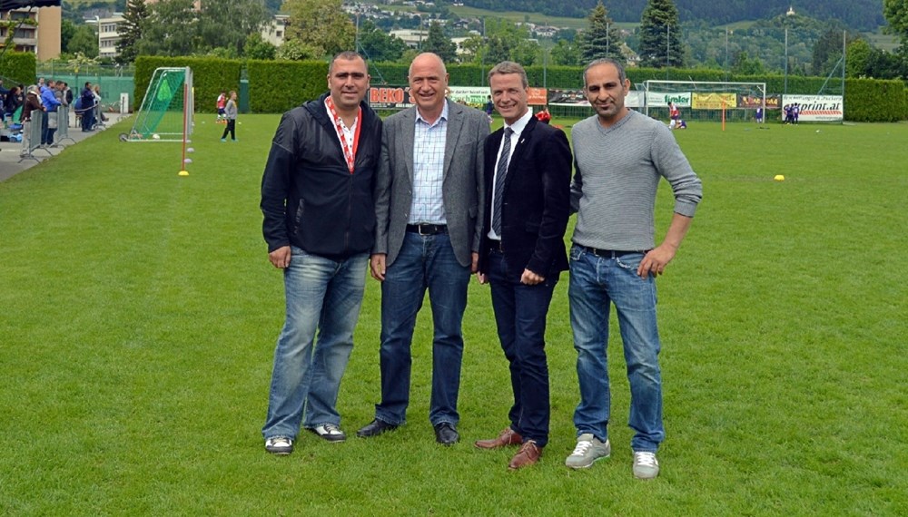 Beim U10 Pfingsturnier des IAC kämpften die jungen Sportler mit vollem Einsatz um den Turniersieg. Vizebürgermeister Christoph Kaufmann schaute zu und gratulierte herzlich.