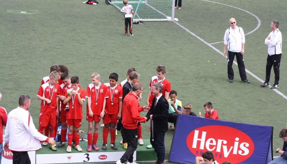 In der Sportanlage Wiesengasse fand im Mai der 13. Interntionale Hervis Cup statt. Vizebürgermeister Christoph Kaufmann nahm die Siegerehrung der U13-Mannschaften vor und gratulierte den glücklichen Siegern.