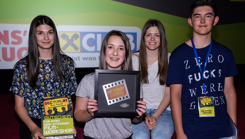Am 18. Mai 2015 trafen sich zum FREIEN BEWERB des REC’n’PLAY-Kurzfilmfestivals nicht nur Filmemacher, sondern auch zahlreich erschienenes, filminteressiertes Publikum und eine Fachjury, um den besten Film des REC’n’PLAY Kurzfilmfestivals 2015 zu wählen. Dabei galt es, 17 Nominierungen, die unterschiedlicher nicht sein konnten, mit einer Maximallänge von je 15 Minuten anzusehen und zu bewerten. „Keine leichte Aufgabe, aber es ist irrsinnig interessant und macht Spaß!“, meint einer der Juroren.
„Keiner von uns hätte gedacht, dass sich der Ansturm vom letzten Jahr noch toppen lässt!“, resümieren die Veranstalter und können das dermaßen große Interesse am Festival noch gar nicht fassen. „Natürlich hoffen wir, auch im nächsten Jahr einen solchen Ansturm erleben zu dürfen – wir haben jedenfalls schon jede Menge Ideen für das REC’n’PLAY Kurzfilmfestival 2016!“