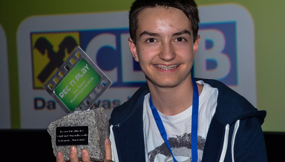 Am 18. Mai 2015 trafen sich zum FREIEN BEWERB des REC’n’PLAY-Kurzfilmfestivals nicht nur Filmemacher, sondern auch zahlreich erschienenes, filminteressiertes Publikum und eine Fachjury, um den besten Film des REC’n’PLAY Kurzfilmfestivals 2015 zu wählen. Dabei galt es, 17 Nominierungen, die unterschiedlicher nicht sein konnten, mit einer Maximallänge von je 15 Minuten anzusehen und zu bewerten. „Keine leichte Aufgabe, aber es ist irrsinnig interessant und macht Spaß!“, meint einer der Juroren.
„Keiner von uns hätte gedacht, dass sich der Ansturm vom letzten Jahr noch toppen lässt!“, resümieren die Veranstalter und können das dermaßen große Interesse am Festival noch gar nicht fassen. „Natürlich hoffen wir, auch im nächsten Jahr einen solchen Ansturm erleben zu dürfen – wir haben jedenfalls schon jede Menge Ideen für das REC’n’PLAY Kurzfilmfestival 2016!“
