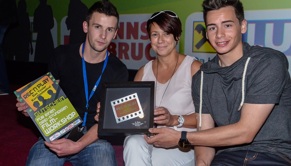 Am 18. Mai 2015 trafen sich zum FREIEN BEWERB des REC’n’PLAY-Kurzfilmfestivals nicht nur Filmemacher, sondern auch zahlreich erschienenes, filminteressiertes Publikum und eine Fachjury, um den besten Film des REC’n’PLAY Kurzfilmfestivals 2015 zu wählen. Dabei galt es, 17 Nominierungen, die unterschiedlicher nicht sein konnten, mit einer Maximallänge von je 15 Minuten anzusehen und zu bewerten. „Keine leichte Aufgabe, aber es ist irrsinnig interessant und macht Spaß!“, meint einer der Juroren.
„Keiner von uns hätte gedacht, dass sich der Ansturm vom letzten Jahr noch toppen lässt!“, resümieren die Veranstalter und können das dermaßen große Interesse am Festival noch gar nicht fassen. „Natürlich hoffen wir, auch im nächsten Jahr einen solchen Ansturm erleben zu dürfen – wir haben jedenfalls schon jede Menge Ideen für das REC’n’PLAY Kurzfilmfestival 2016!“