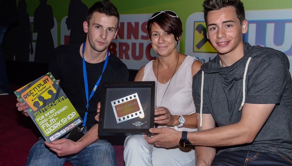 Am 18. Mai 2015 trafen sich zum FREIEN BEWERB des REC’n’PLAY-Kurzfilmfestivals nicht nur Filmemacher, sondern auch zahlreich erschienenes, filminteressiertes Publikum und eine Fachjury, um den besten Film des REC’n’PLAY Kurzfilmfestivals 2015 zu wählen. Dabei galt es, 17 Nominierungen, die unterschiedlicher nicht sein konnten, mit einer Maximallänge von je 15 Minuten anzusehen und zu bewerten. „Keine leichte Aufgabe, aber es ist irrsinnig interessant und macht Spaß!“, meint einer der Juroren. 
„Keiner von uns hätte gedacht, dass sich der Ansturm vom letzten Jahr noch toppen lässt!“, resümieren die Veranstalter und können das dermaßen große Interesse am Festival noch gar nicht fassen. „Natürlich hoffen wir, auch im nächsten Jahr einen solchen Ansturm erleben zu dürfen – wir haben jedenfalls schon jede Menge Ideen für das REC’n’PLAY Kurzfilmfestival 2016!“