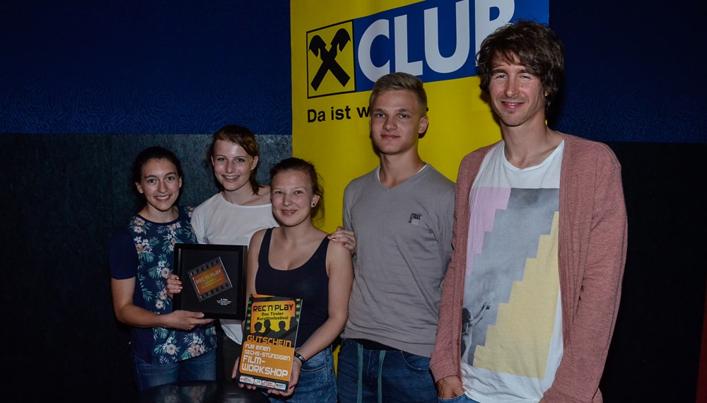 Am 18. Mai 2015 trafen sich zum FREIEN BEWERB des REC’n’PLAY-Kurzfilmfestivals nicht nur Filmemacher, sondern auch zahlreich erschienenes, filminteressiertes Publikum und eine Fachjury, um den besten Film des REC’n’PLAY Kurzfilmfestivals 2015 zu wählen. Dabei galt es, 17 Nominierungen, die unterschiedlicher nicht sein konnten, mit einer Maximallänge von je 15 Minuten anzusehen und zu bewerten. „Keine leichte Aufgabe, aber es ist irrsinnig interessant und macht Spaß!“, meint einer der Juroren.
„Keiner von uns hätte gedacht, dass sich der Ansturm vom letzten Jahr noch toppen lässt!“, resümieren die Veranstalter und können das dermaßen große Interesse am Festival noch gar nicht fassen. „Natürlich hoffen wir, auch im nächsten Jahr einen solchen Ansturm erleben zu dürfen – wir haben jedenfalls schon jede Menge Ideen für das REC’n’PLAY Kurzfilmfestival 2016!“