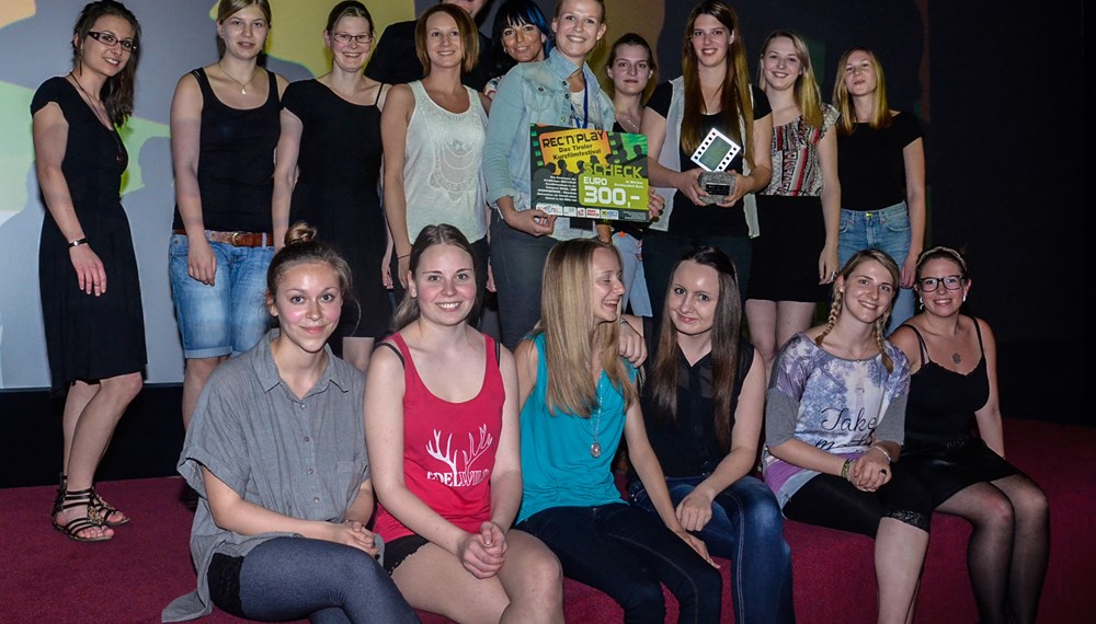 Am 18. Mai 2015 trafen sich zum FREIEN BEWERB des REC’n’PLAY-Kurzfilmfestivals nicht nur Filmemacher, sondern auch zahlreich erschienenes, filminteressiertes Publikum und eine Fachjury, um den besten Film des REC’n’PLAY Kurzfilmfestivals 2015 zu wählen. Dabei galt es, 17 Nominierungen, die unterschiedlicher nicht sein konnten, mit einer Maximallänge von je 15 Minuten anzusehen und zu bewerten. „Keine leichte Aufgabe, aber es ist irrsinnig interessant und macht Spaß!“, meint einer der Juroren.
„Keiner von uns hätte gedacht, dass sich der Ansturm vom letzten Jahr noch toppen lässt!“, resümieren die Veranstalter und können das dermaßen große Interesse am Festival noch gar nicht fassen. „Natürlich hoffen wir, auch im nächsten Jahr einen solchen Ansturm erleben zu dürfen – wir haben jedenfalls schon jede Menge Ideen für das REC’n’PLAY Kurzfilmfestival 2016!“