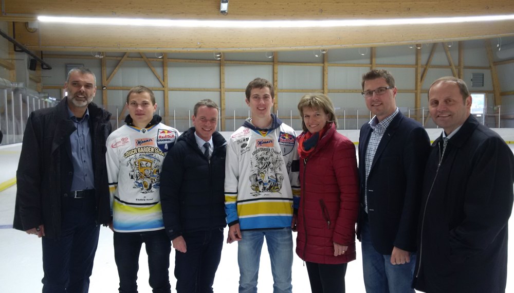 Bei der Eröffnung der Ice Sport Arena in Telfs, die als gemeindeübergreifendes Projekt auch den InnsbruckerInnen zur Verfügung steht (v.l. mit Sportlern der Eishockeymannschaft Telfs): Betreiber Dietmar Gruber, Vizebürgermeister Christoph Kaufmann, Bürgermeisterin Christine Oppitz-Plörer, Telfs´Bürgermeister Christian Härting und LH-Stv. Josef Geisler