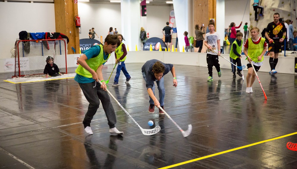 Freerunning, Airtrack, Longboarden, BMX, Slacklining, Floorball, Selbstverteigdigung für Mädchen, Hip Hop, Speedtennis und Skateboarden – dies sind nur einige der vielen Sportarten, die die Burschen und Mädls in die Messehalle D lockte.
Am Freitag war die U Tour reserviert für 400 SchulerInnen aus dem Raum Innsbruck und Umgebung und Schauplatz eines besonderen Wettkampfes - der School Challenge – bei dem sich Zweierteams in vier Sportarten bei lautstarker Anfeuerung ihrer KlassenkammeradInnen messen konnten.
Am Samstag öffnete die U Tour dann für Jung und Alt – jede/r war willkommen. Bereits vor Eventbeginn fanden sich die ersten Jugendlichen vor der Halle ein und konnten es kaum erwarten, mit dem Flying Fox durch die Halle zu fliegen, über die Skate- und BMX-Rampen zu springen, sich im Go-Kart-Rennen zu „batteln“ oder auch den Adrenalin-Kick, bei einem Sprung in den AIR2BAG aus acht Meter Höhe, zu erleben. Ab Mittag wurde die Halle regelrecht gestürmt von trendsportbegeisterten Jugendlichen, die keine Zeit zum Verschnaufen hatten: zu vielfältig und zu spannend war das Angebot, das alle in Bewegung hielt.