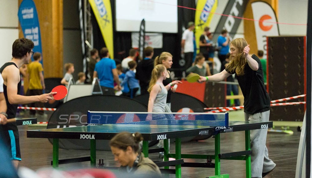 Freerunning, Airtrack, Longboarden, BMX, Slacklining, Floorball, Selbstverteigdigung für Mädchen, Hip Hop, Speedtennis und Skateboarden – dies sind nur einige der vielen Sportarten, die die Burschen und Mädls in die Messehalle D lockte.
Am Freitag war die U Tour reserviert für 400 SchulerInnen aus dem Raum Innsbruck und Umgebung und Schauplatz eines besonderen Wettkampfes - der School Challenge – bei dem sich Zweierteams in vier Sportarten bei lautstarker Anfeuerung ihrer KlassenkammeradInnen messen konnten.
Am Samstag öffnete die U Tour dann für Jung und Alt – jede/r war willkommen. Bereits vor Eventbeginn fanden sich die ersten Jugendlichen vor der Halle ein und konnten es kaum erwarten, mit dem Flying Fox durch die Halle zu fliegen, über die Skate- und BMX-Rampen zu springen, sich im Go-Kart-Rennen zu „batteln“ oder auch den Adrenalin-Kick, bei einem Sprung in den AIR2BAG aus acht Meter Höhe, zu erleben. Ab Mittag wurde die Halle regelrecht gestürmt von trendsportbegeisterten Jugendlichen, die keine Zeit zum Verschnaufen hatten: zu vielfältig und zu spannend war das Angebot, das alle in Bewegung hielt.