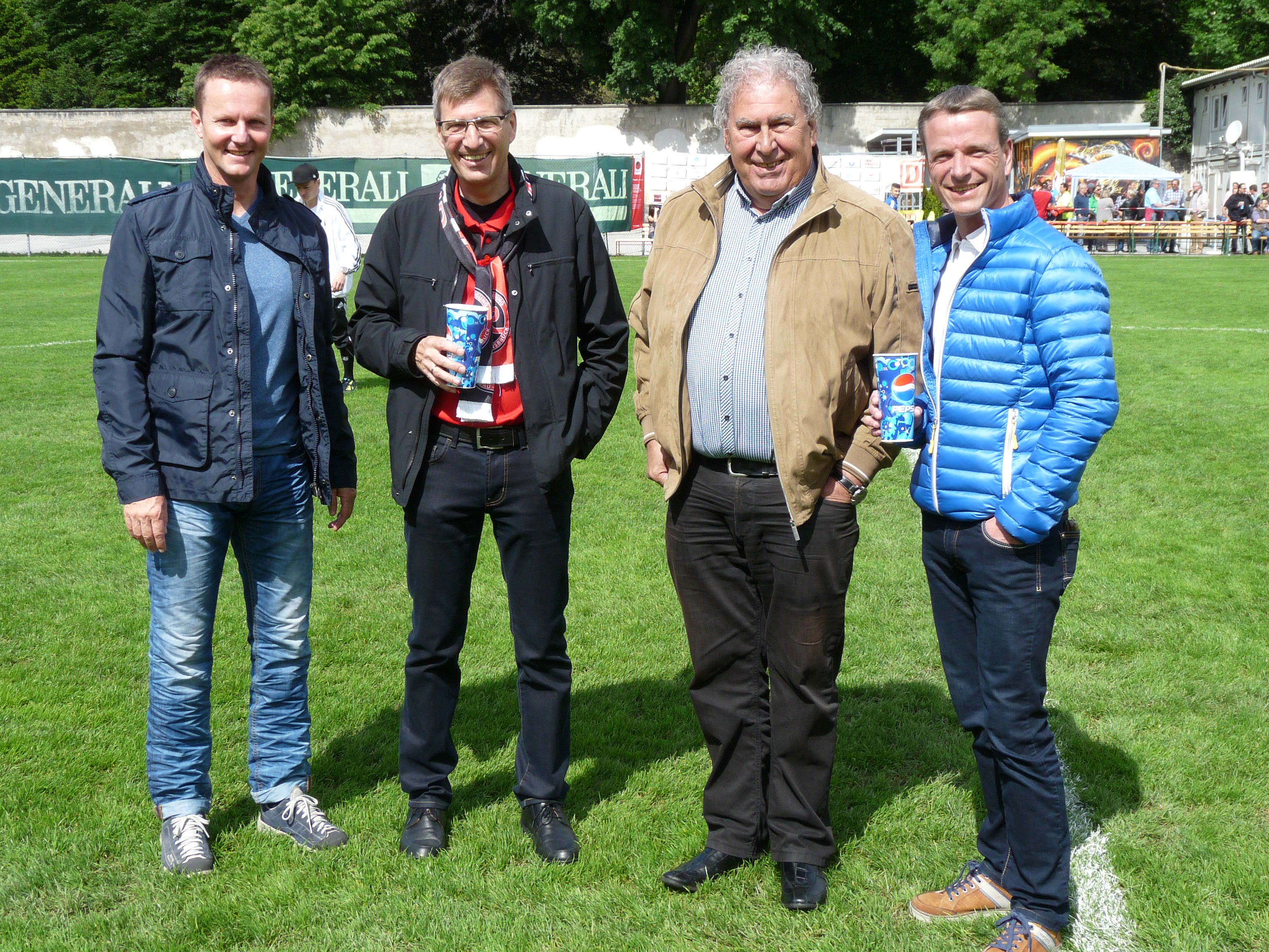 Vizebürgermeister Christoph Kaufmann beim Ehren-Ankick des Tiroler Cup Halbfinales.
