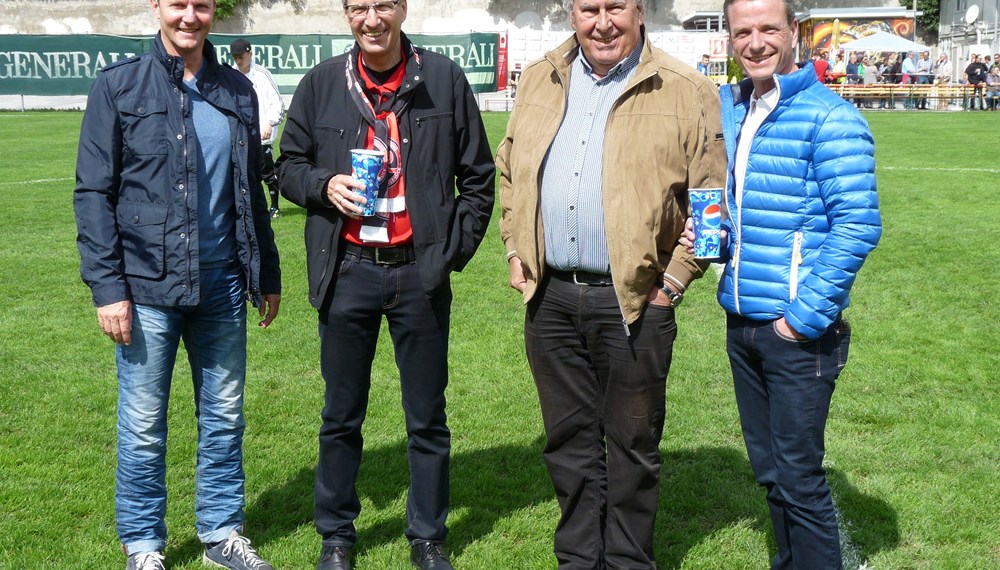 Vizebürgermeister Christoph Kaufmann beim Ehren-Ankick des Tiroler Cup Halbfinales.