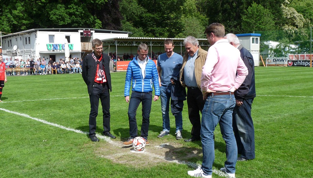 Vizebürgermeister Christoph Kaufmann beim Ehren-Ankick des Tiroler Cup Halbfinales.