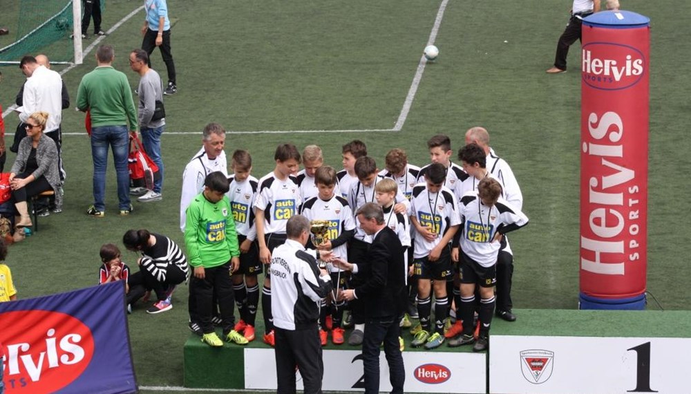 In der Sportanlage Wiesengasse fand im Mai der 13. Interntionale Hervis Cup statt. Vizebürgermeister Christoph Kaufmann nahm die Siegerehrung der U13-Mannschaften vor und gratulierte den glücklichen Siegern.