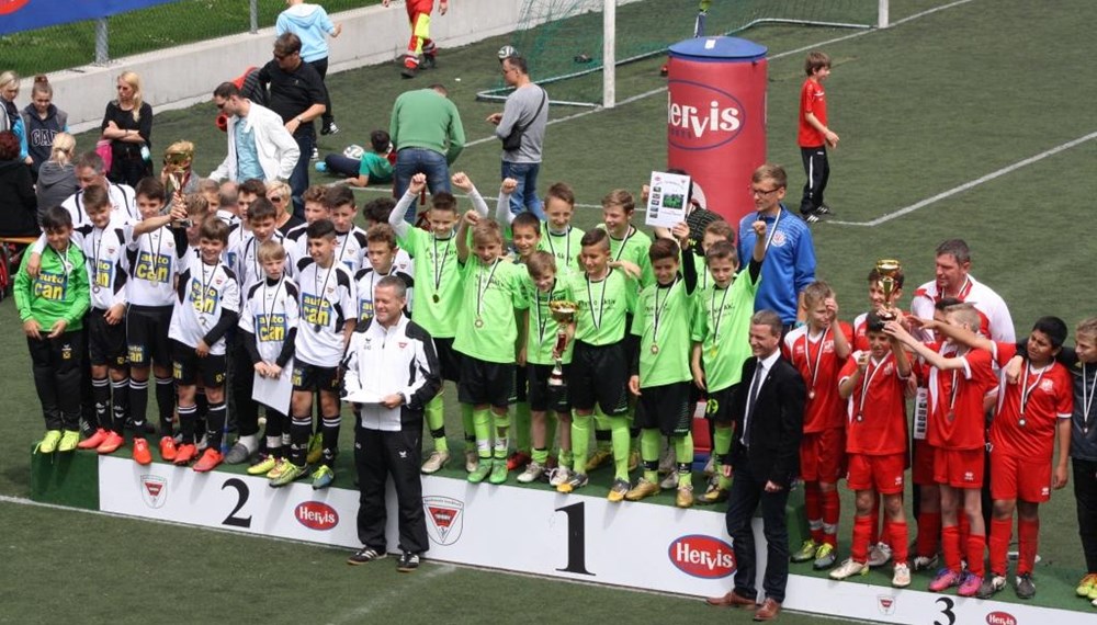 In der Sportanlage Wiesengasse fand im Mai der 13. Interntionale Hervis Cup statt. Vizebürgermeister Christoph Kaufmann nahm die Siegerehrung der U13-Mannschaften vor und gratulierte den glücklichen Siegern.